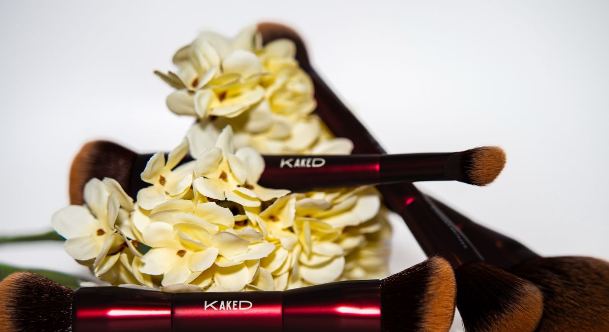 Kaked brushes styled with cream flowers